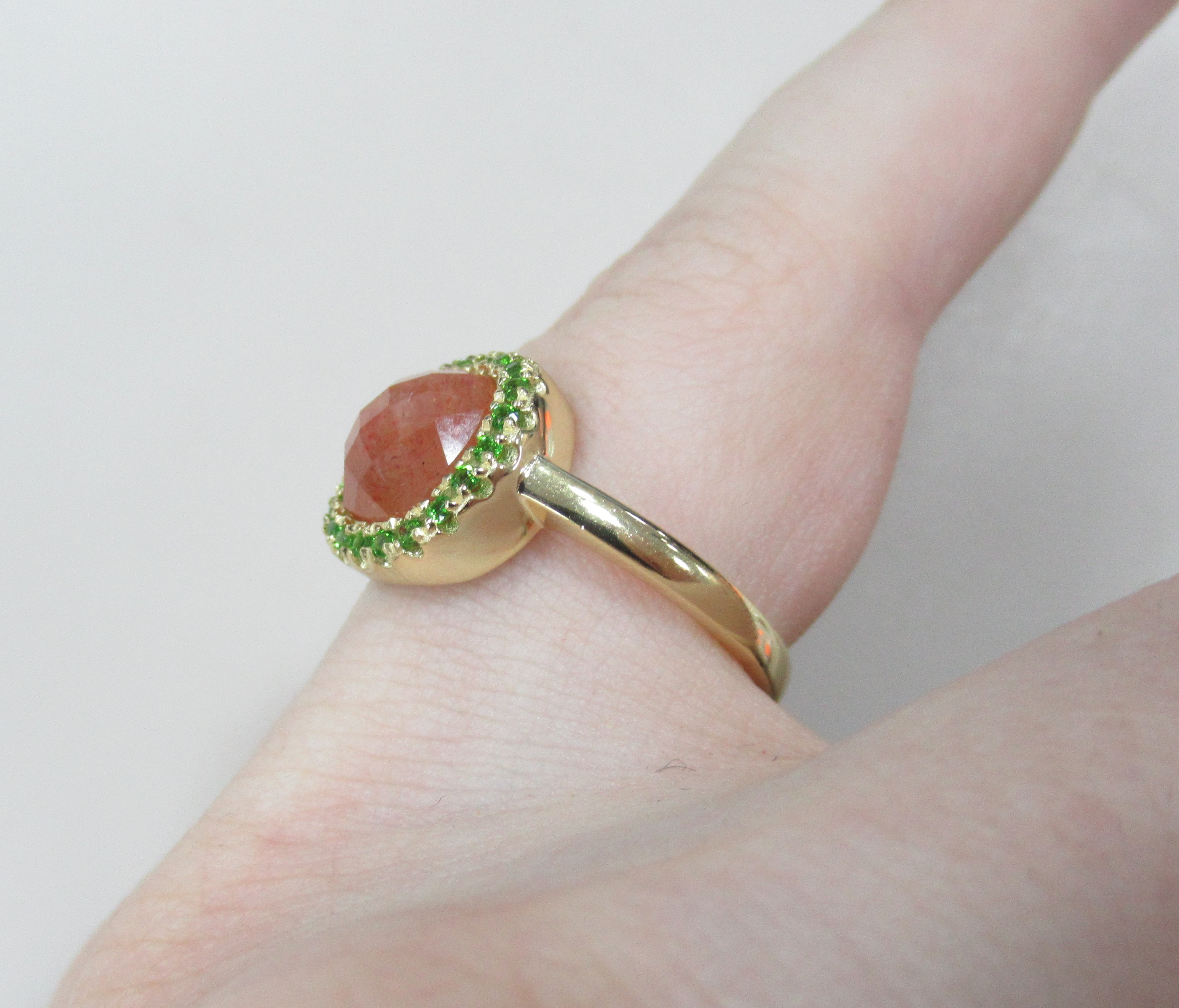 Серебряное кольцо с солнечным камнем